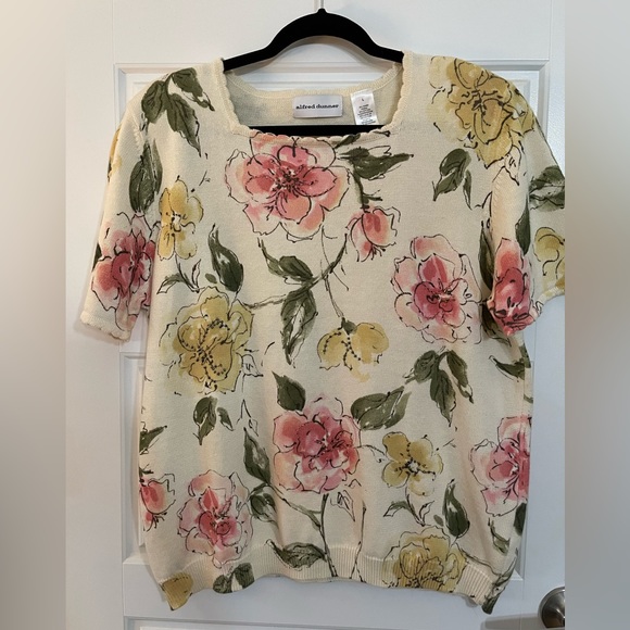 Alfred Dunner Tops - Alfred Dunner Floral Top with scalloped neckline and embellishments